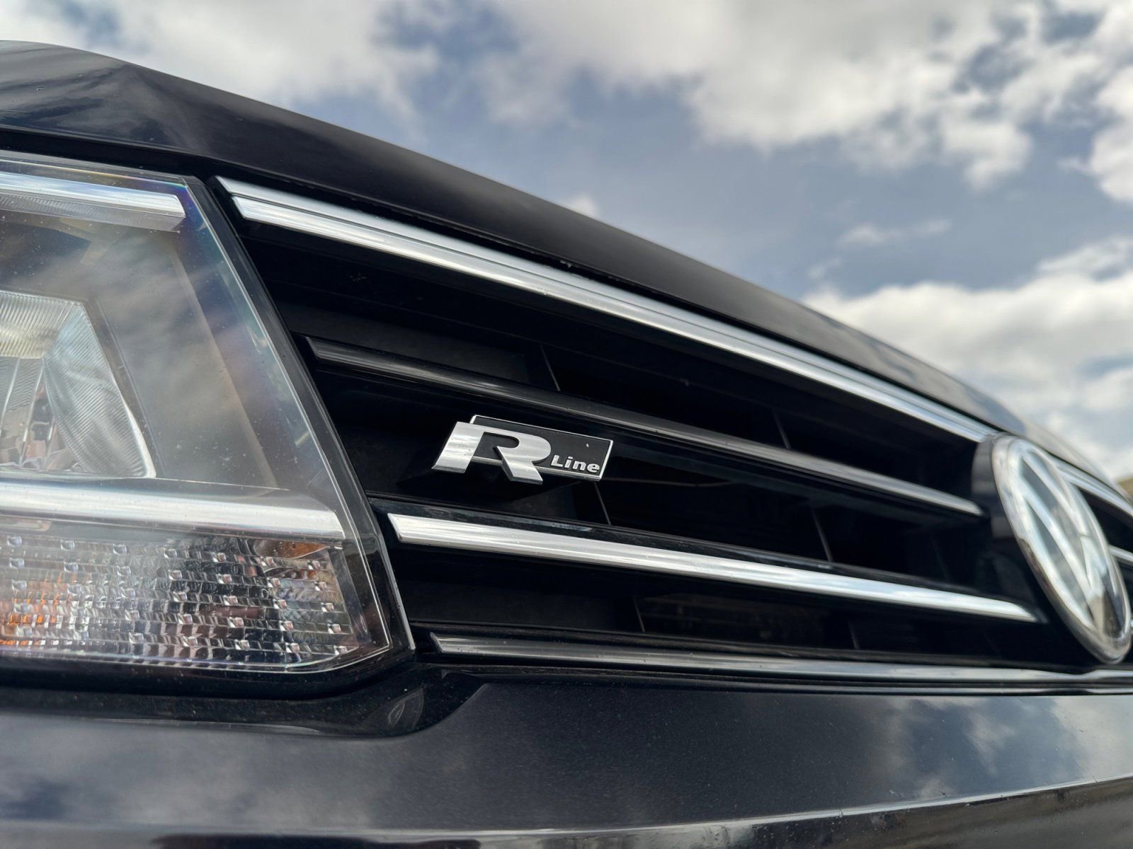 Used 2020 Volkswagen Tiguan SE R-Line image 30