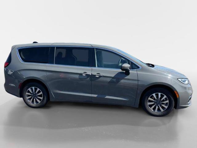 Used 2023 Chrysler Pacifica Touring-L FWD image 2