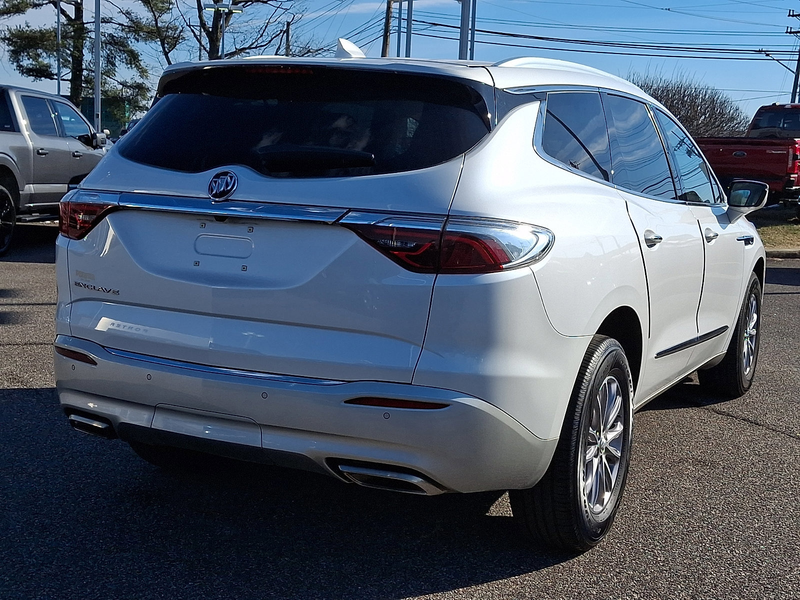 Used 2023 Buick Enclave Essence image 7