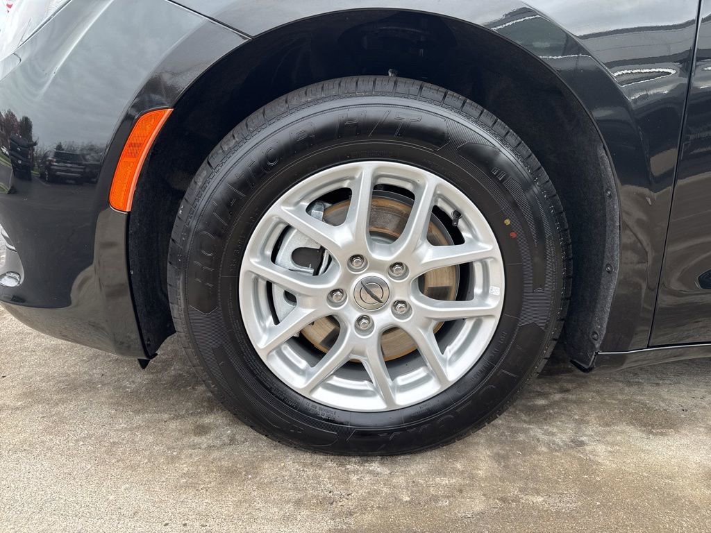 Used 2023 Chrysler Voyager LX image 45