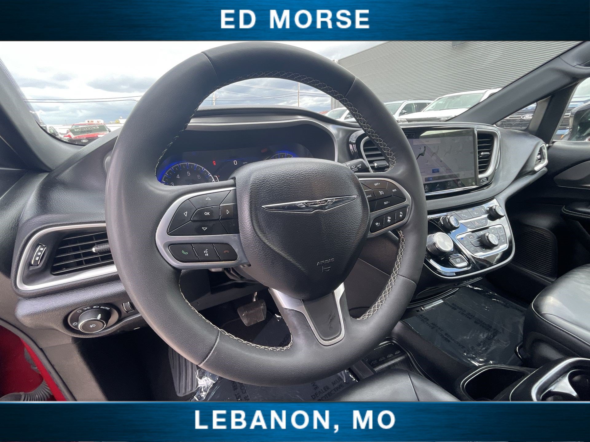 Used 2025 Chrysler Pacifica Select FWD image 10