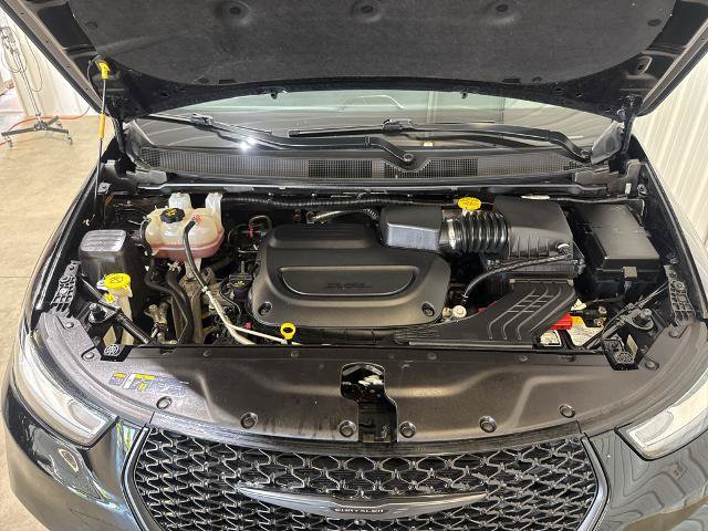 Used 2025 Chrysler Pacifica Limited FWD image 6