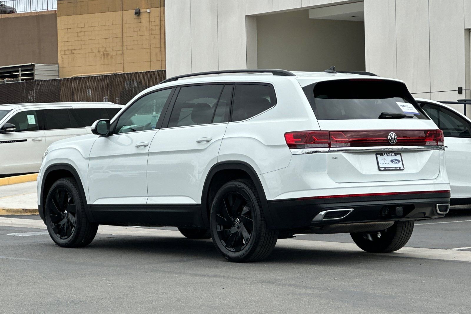 Used 2024 Volkswagen Atlas SE w/ Panoramic Sunroof Package FWD image 5