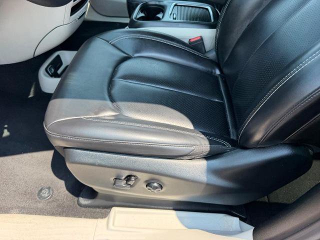 Used 2023 Chrysler Pacifica Touring-L FWD image 23