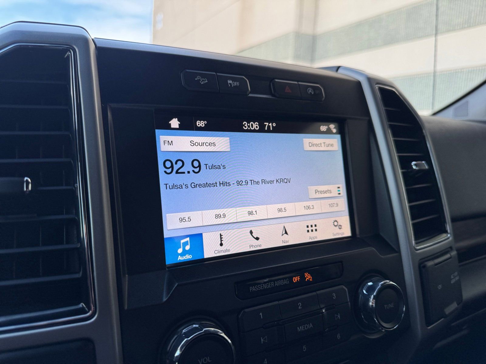 Certified 2018 Ford F150 Lariat image 25