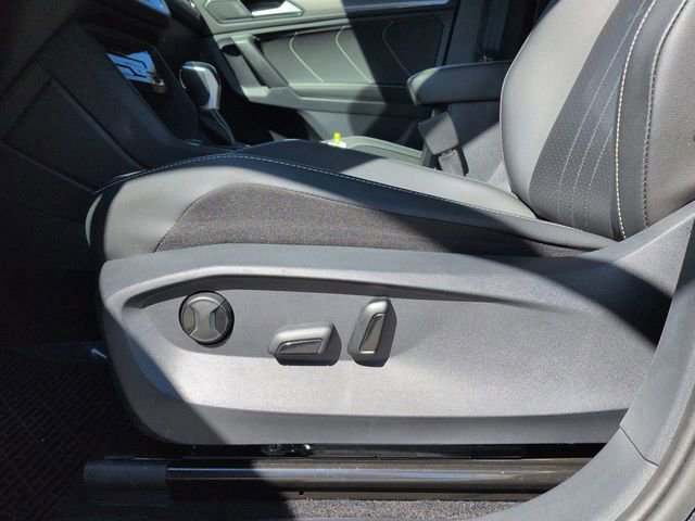 Used 2023 Volkswagen Tiguan SE w/ Panoramic Sunroof Package image 20