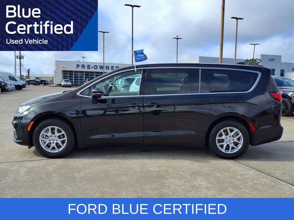 Used 2024 Chrysler Pacifica Touring-L image 3