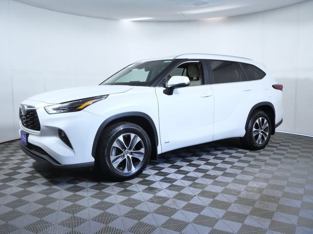 Used 2023 Toyota Highlander XLE AWD/4WD image 2