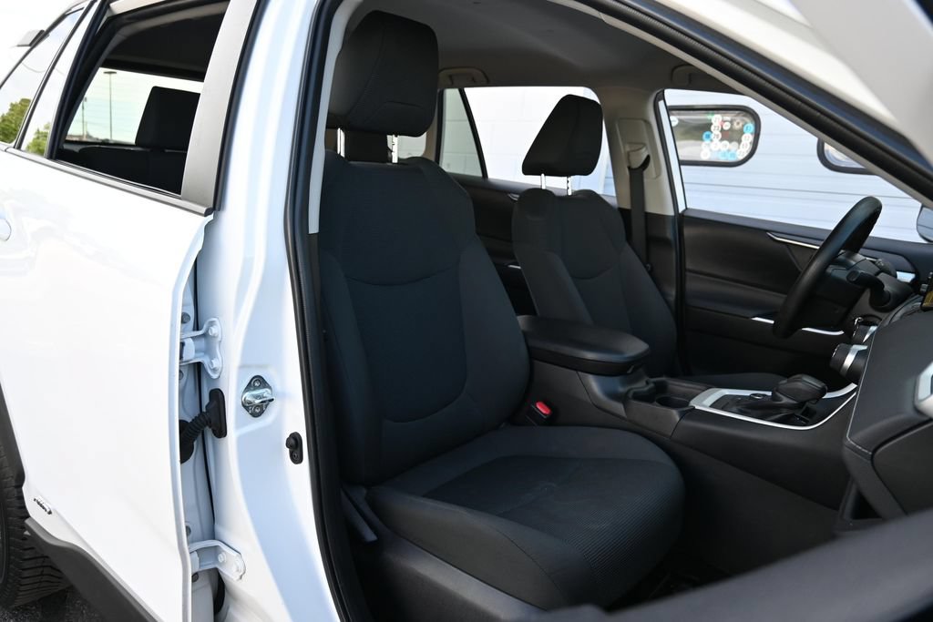 Used 2021 Toyota RAV4 LE AWD/4WD image 22