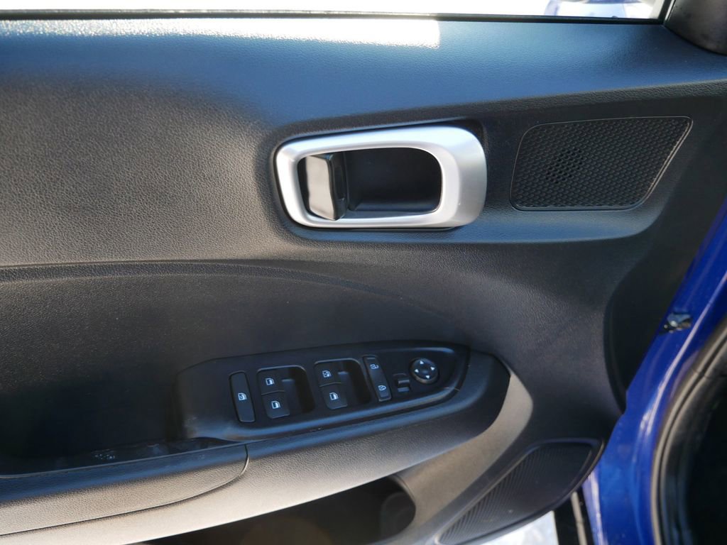 Used 2022 Hyundai Venue SEL image 12