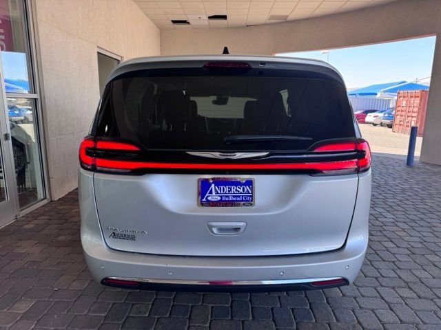 Used 2024 Chrysler Pacifica Touring-L FWD image 4