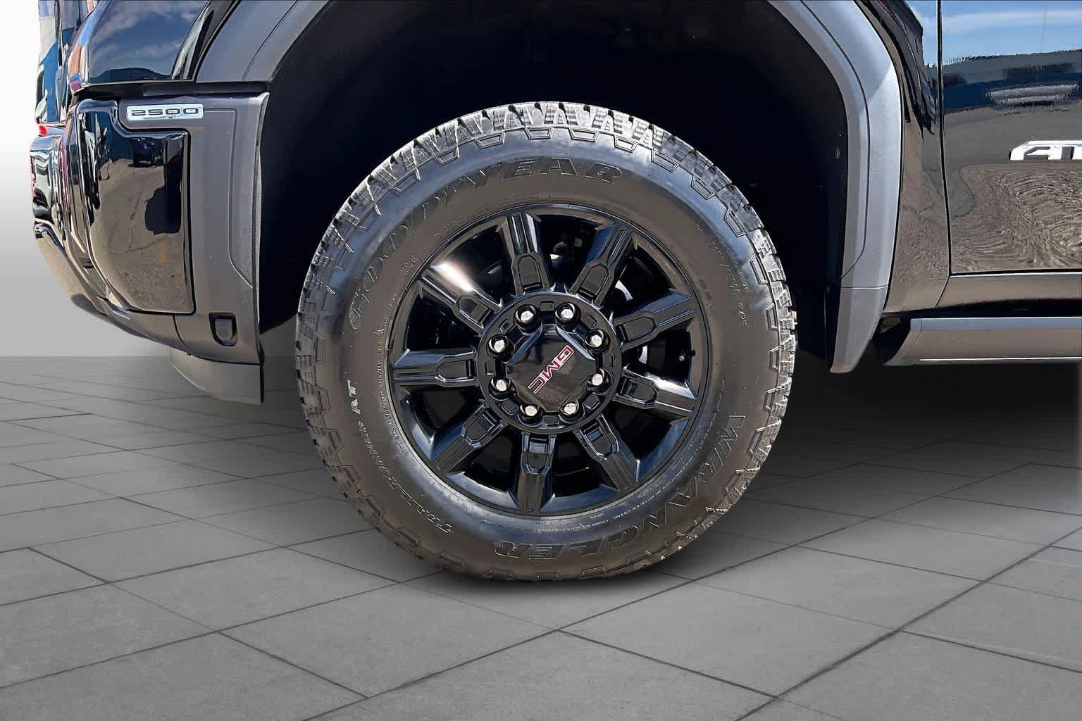 Used 2025 GMC Sierra 2500 AT4 w/ AT4 Premium Plus Package AWD/4WD image 11