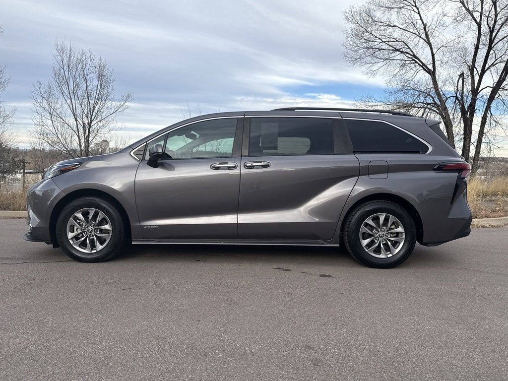 Used 2021 Toyota Sienna XLE image 4