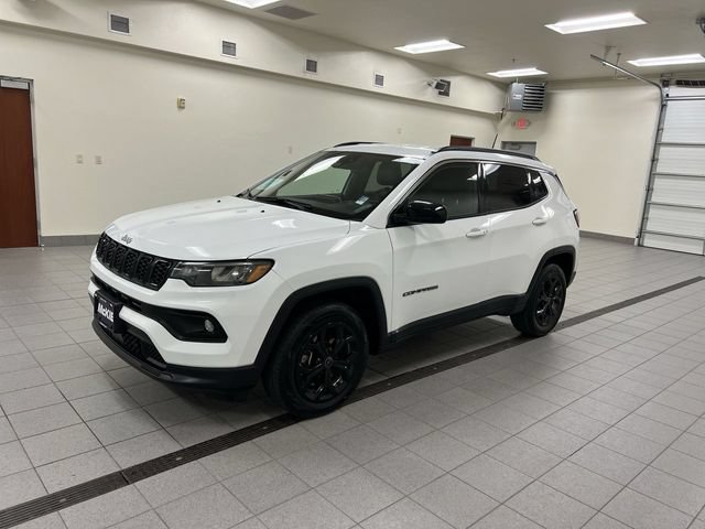 Used 2025 Jeep Compass Latitude AWD/4WD image 4