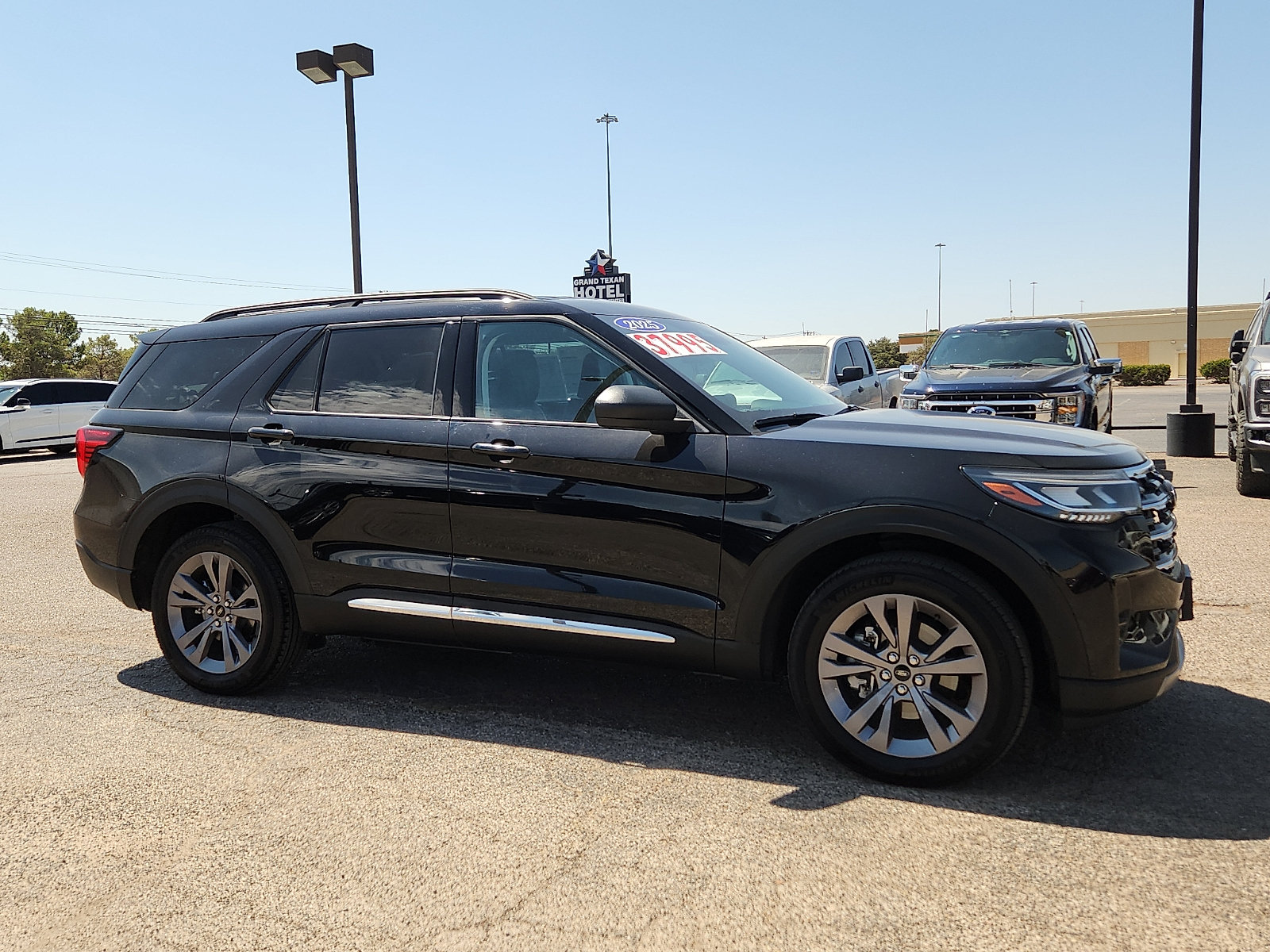Certified 2025 Ford Explorer Active w/ Active Comfort Package AWD/4WD image 8