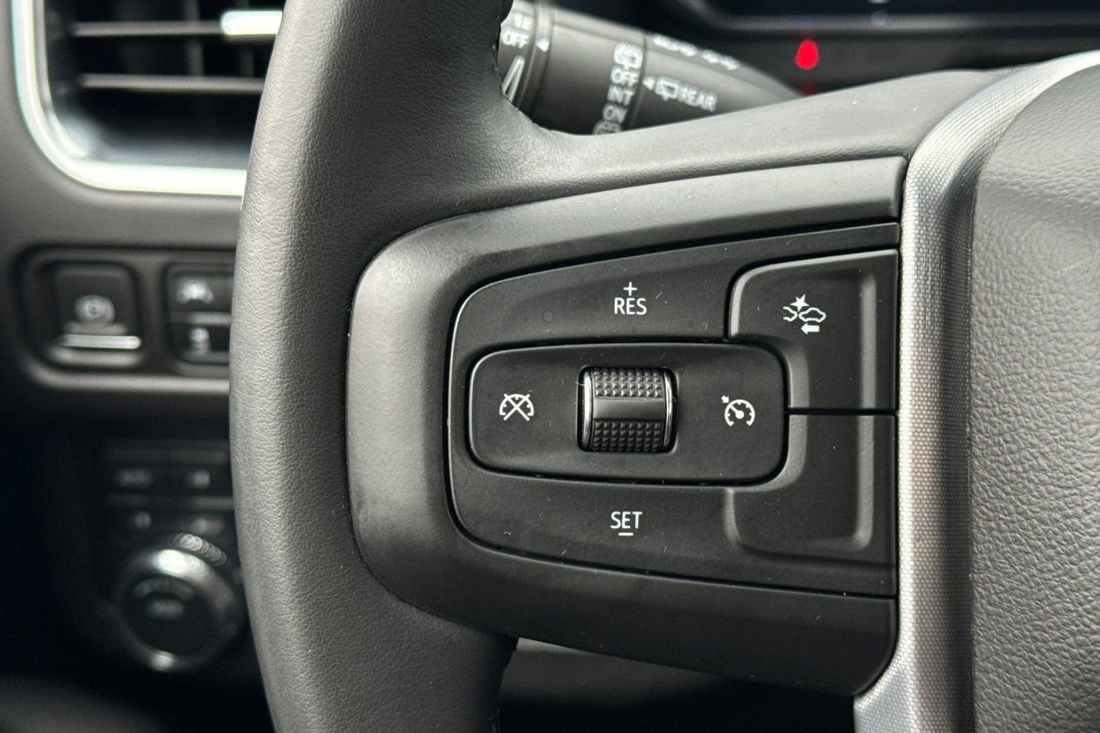 Used 2024 GMC Yukon XL SLE image 25