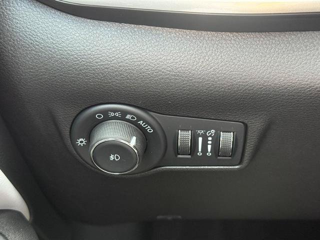 Used 2025 Jeep Compass Limited AWD/4WD image 18