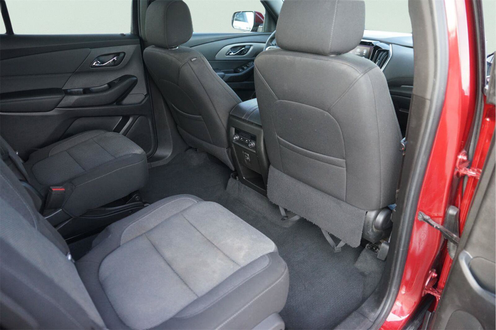 Used 2023 Chevrolet Traverse LT FWD image 16