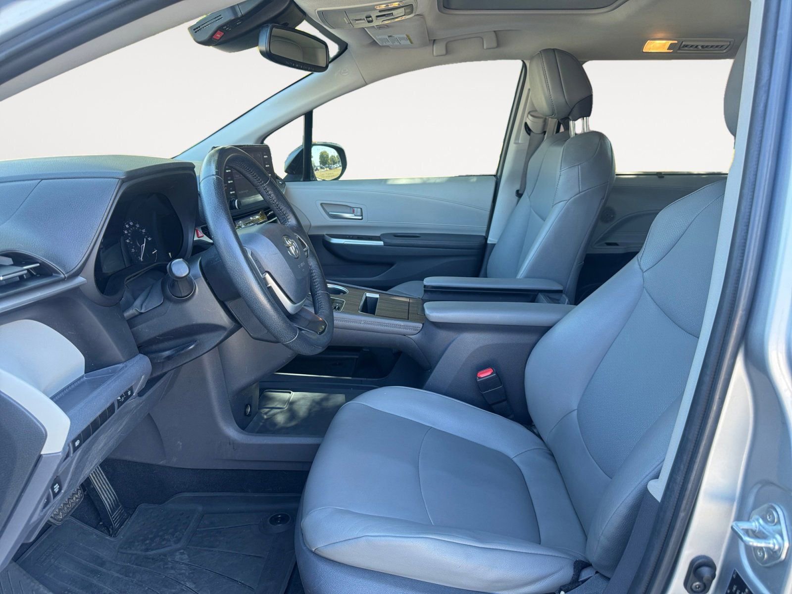 Used 2021 Toyota Sienna XLE image 9