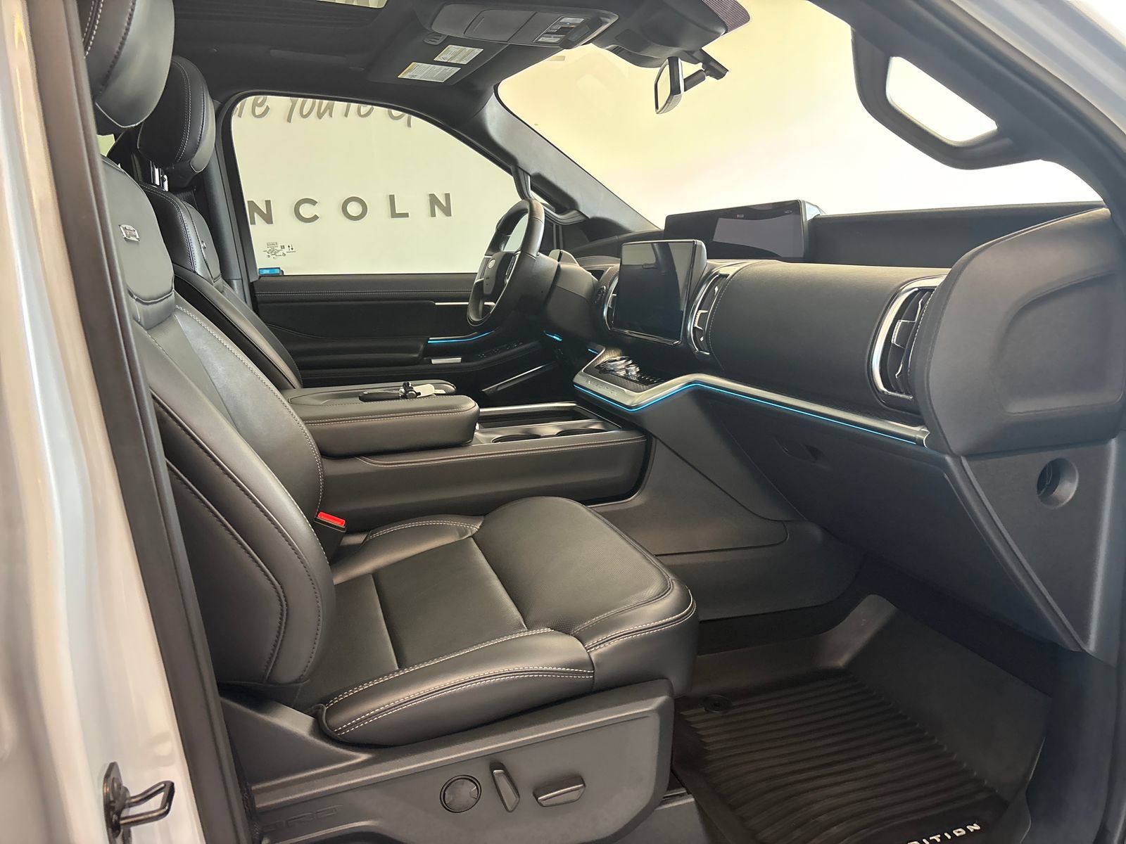 Certified 2025 Ford Expedition Platinum w/ Stealth Performance Package AWD/4WD image 6