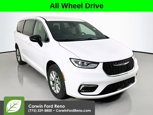 Used 2025 Chrysler Pacifica Select
