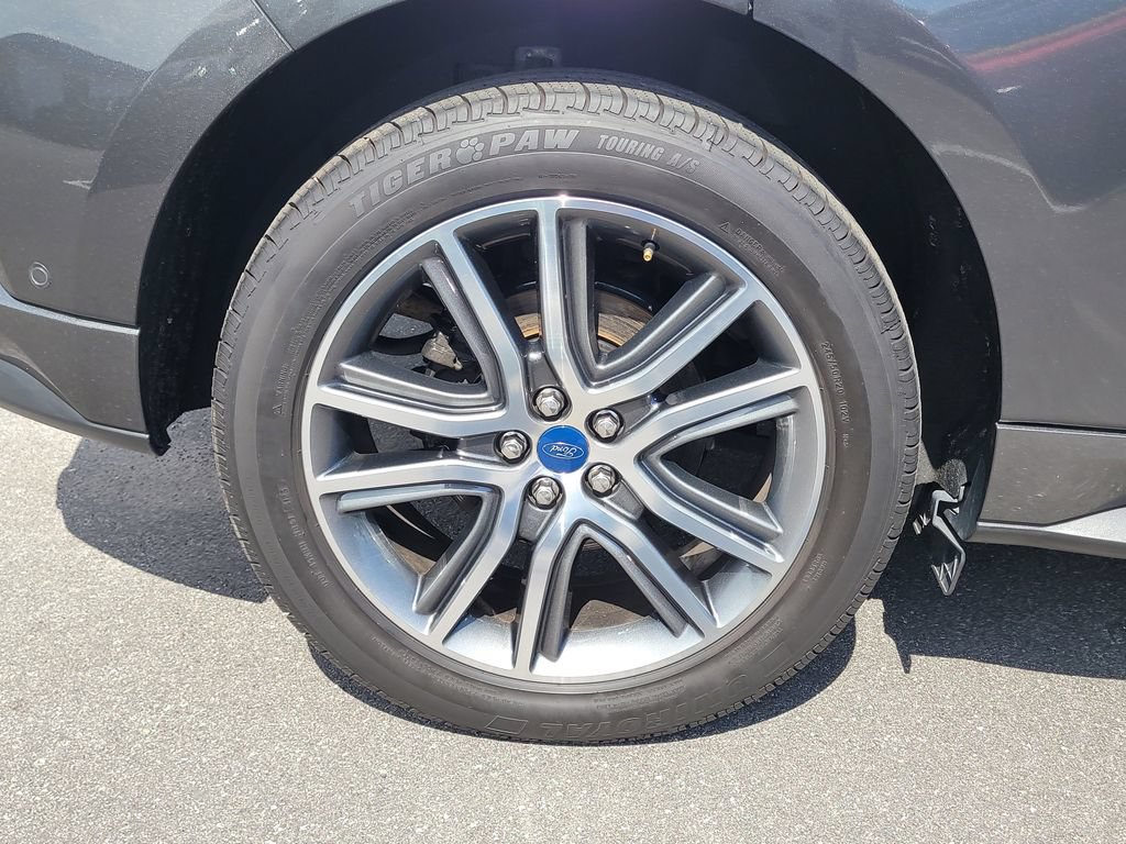 Certified 2019 Ford Edge Titanium w/ Equipment Group 301A FWD image 5
