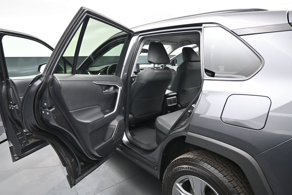 Used 2022 Toyota RAV4 XLE AWD/4WD image 18