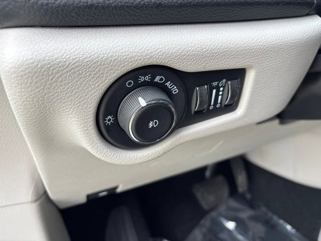 Used 2024 Chrysler Pacifica Limited FWD image 14