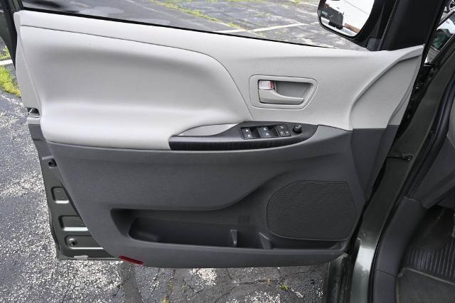 Used 2020 Toyota Sienna L FWD image 18