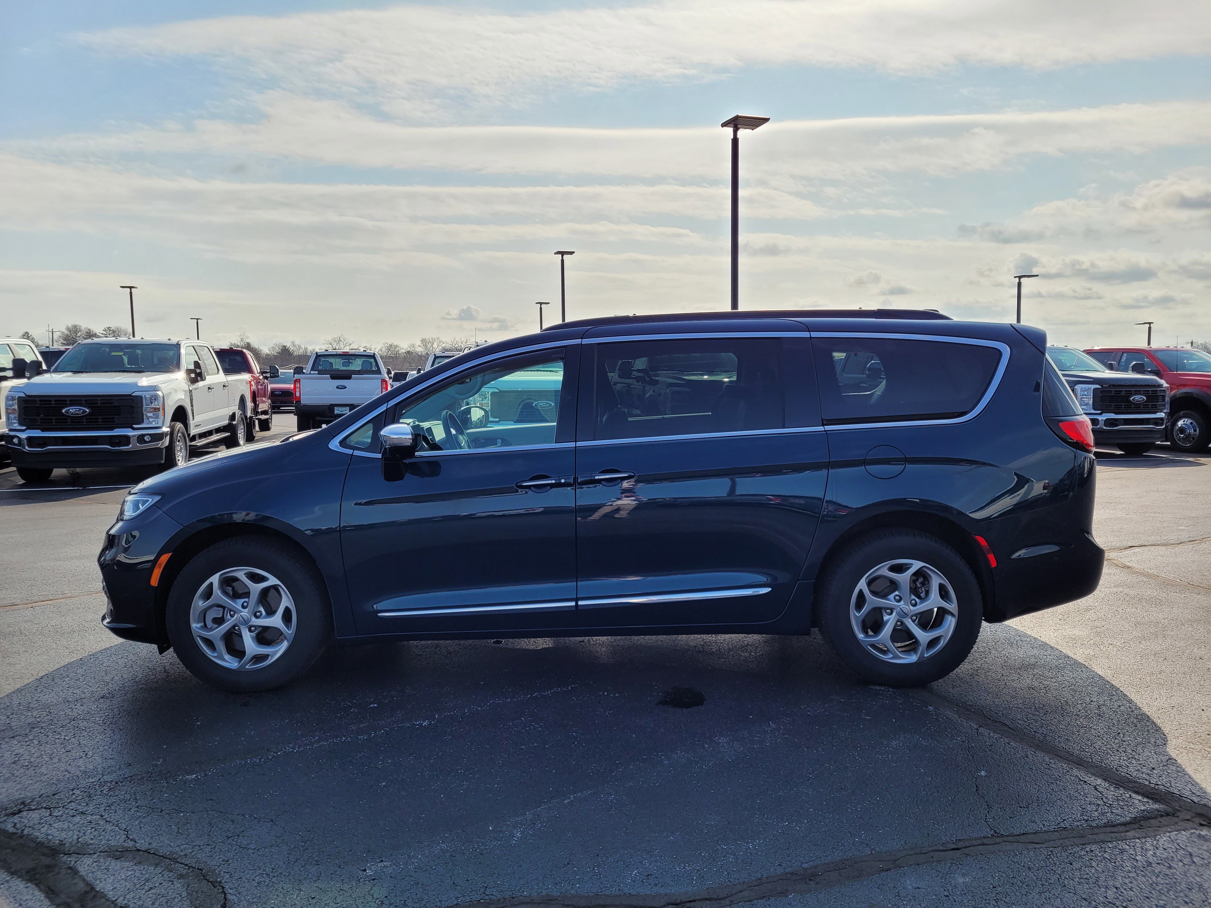 Used 2023 Chrysler Pacifica Limited image 7