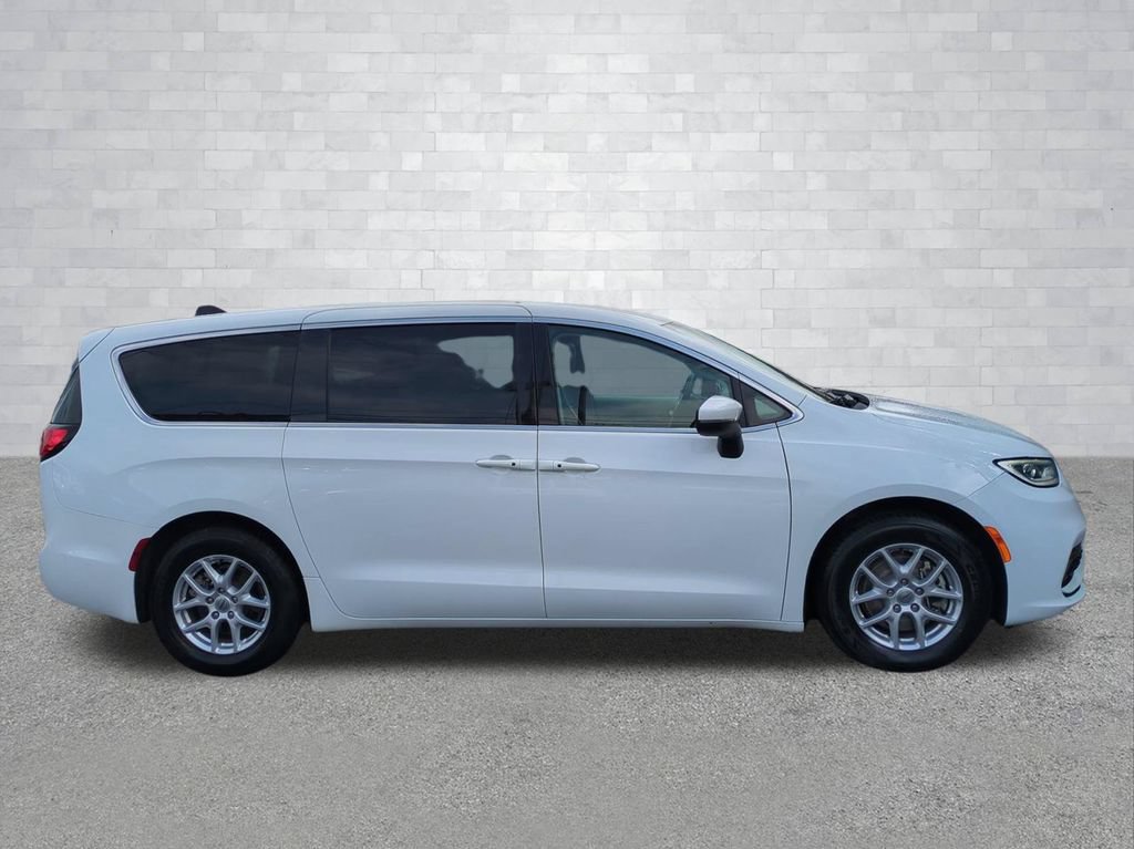 Used 2023 Chrysler Pacifica Touring-L FWD image 3