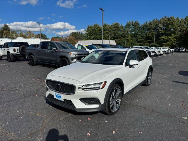 Used 2025 Volvo V60 B5 Cross Country Plus AWD/4WD image 1