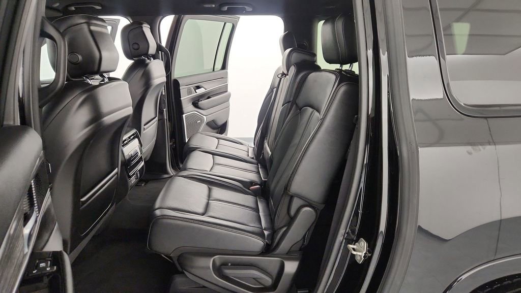 Used 2024 Jeep Wagoneer L Series II w/ Flexible Seating Group AWD/4WD image 32