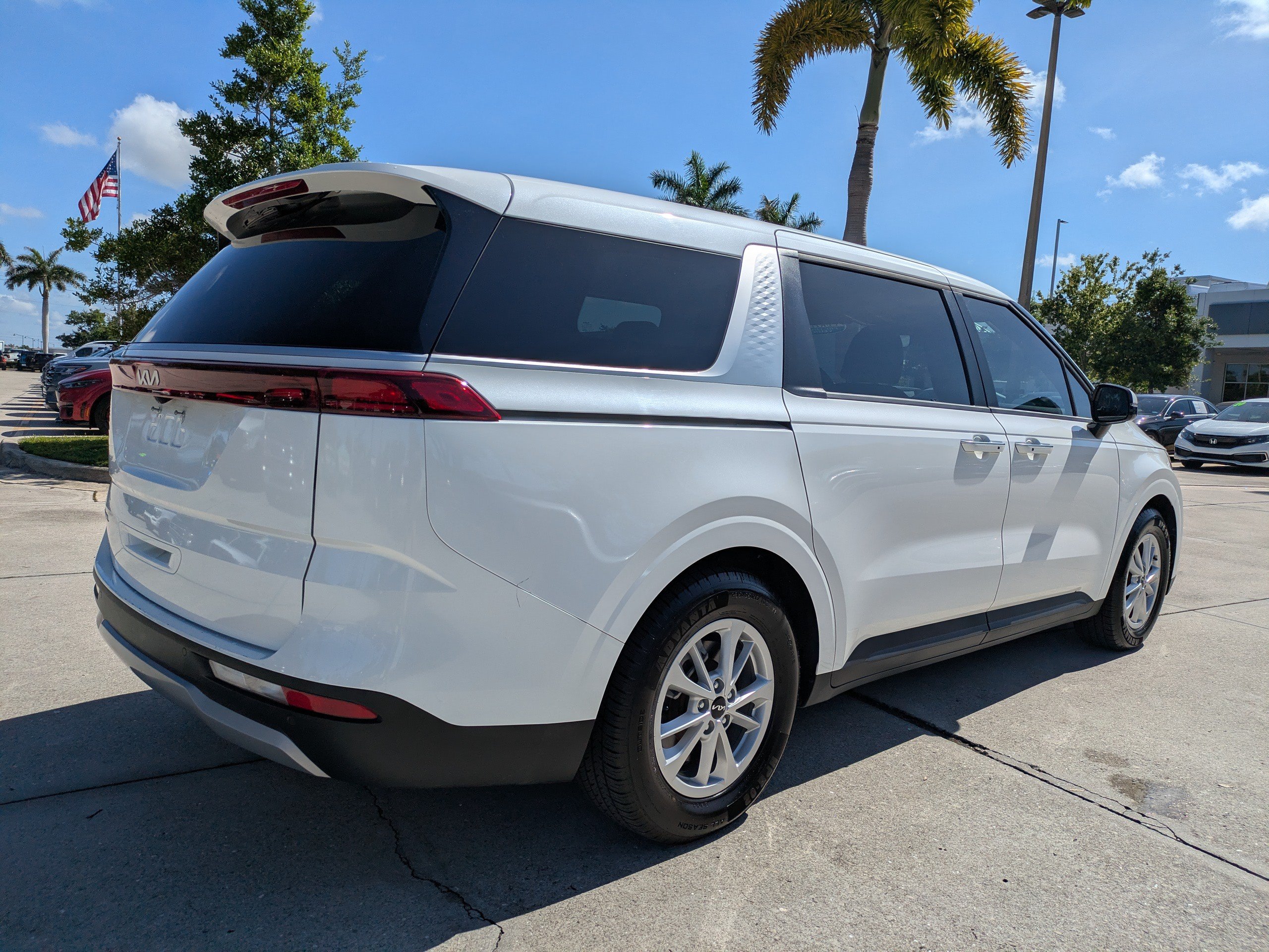 Used 2024 Kia Carnival LX FWD image 4