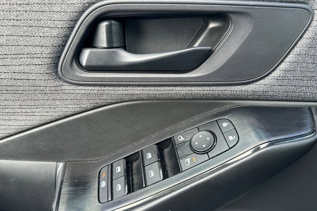 Used 2023 Nissan Rogue S image 13