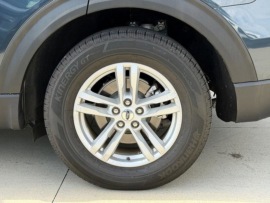 Certified 2023 Ford Explorer XLT RWD image 16