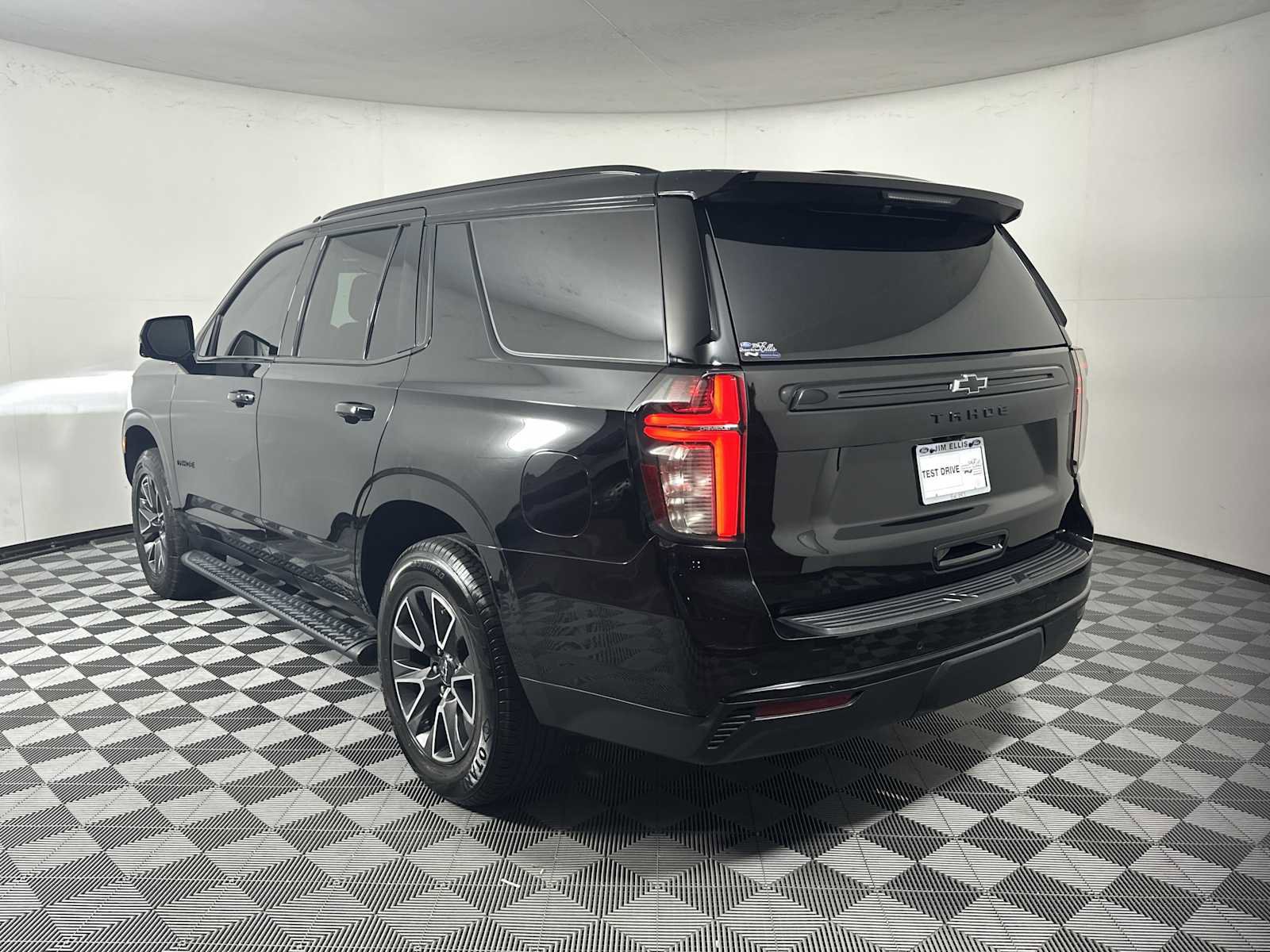 Used 2023 Chevrolet Tahoe Z71 w/ Luxury Package image 3