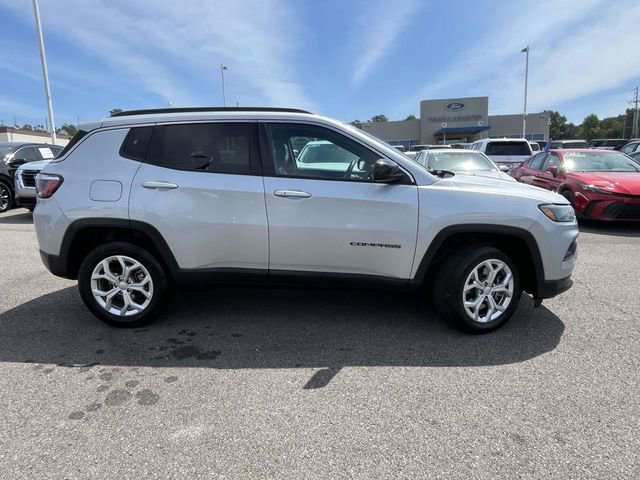 Used 2024 Jeep Compass Latitude AWD/4WD image 2
