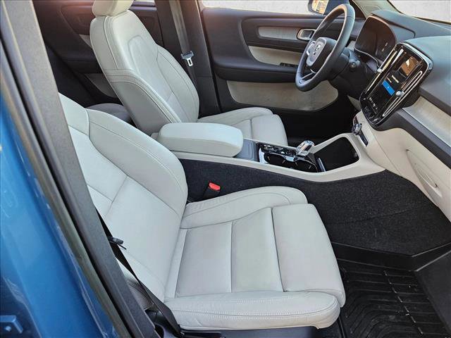 Used 2023 Volvo XC40 B5 Plus image 21