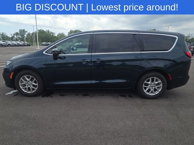 Used 2023 Chrysler Pacifica Touring-L FWD image 17