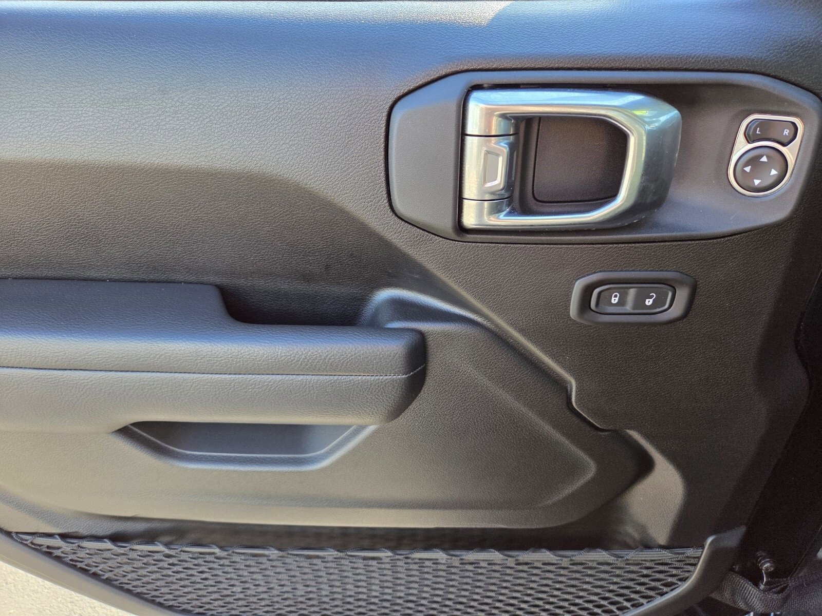 Used 2025 Jeep Wrangler Sport image 17