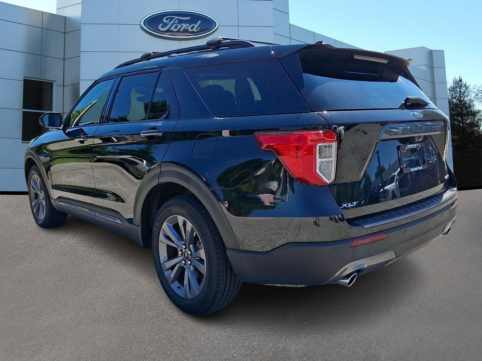 Certified 2021 Ford Explorer XLT w/ Equipment Group 202A AWD/4WD image 5