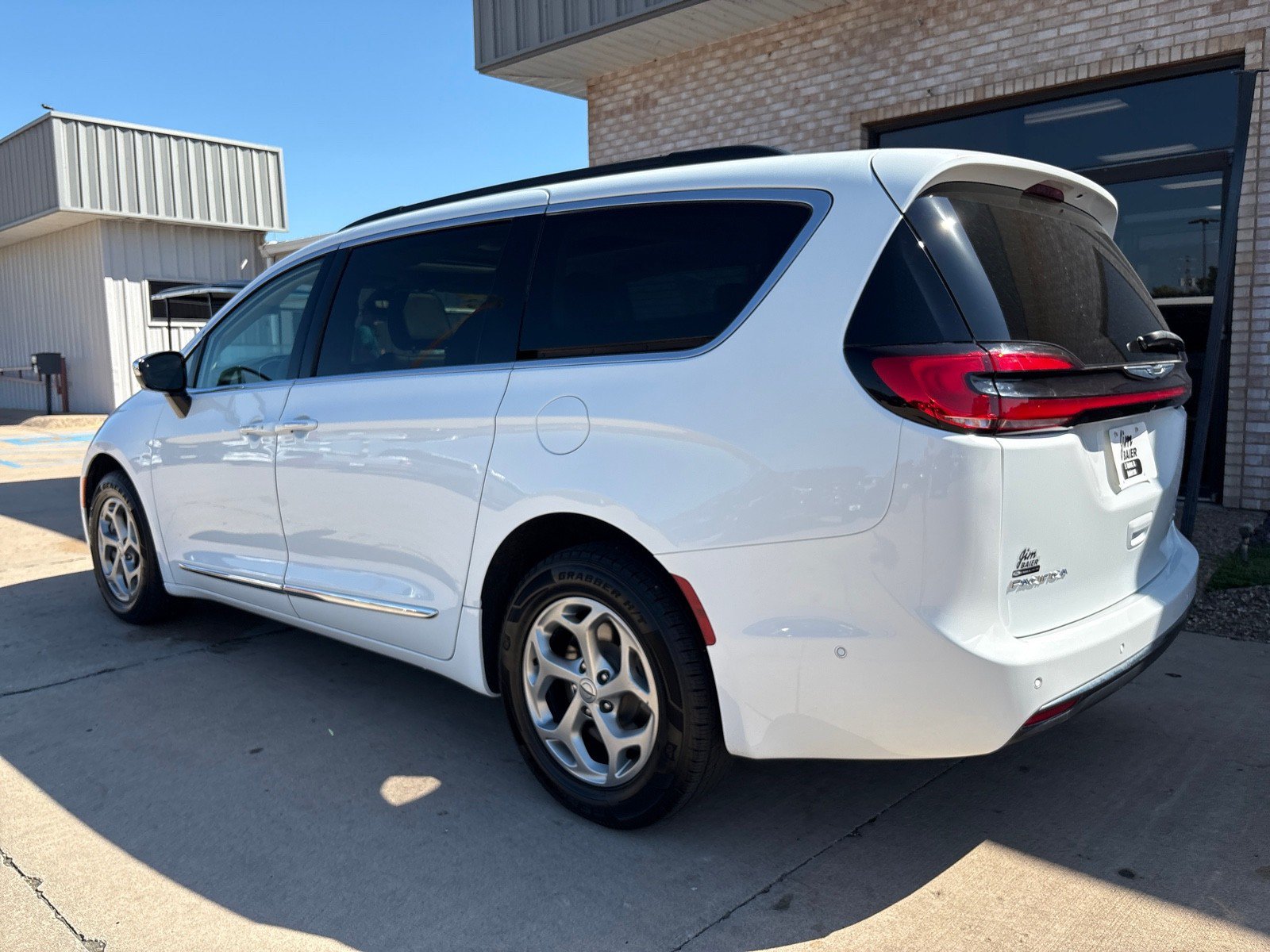Used 2023 Chrysler Pacifica Limited AWD/4WD image 12