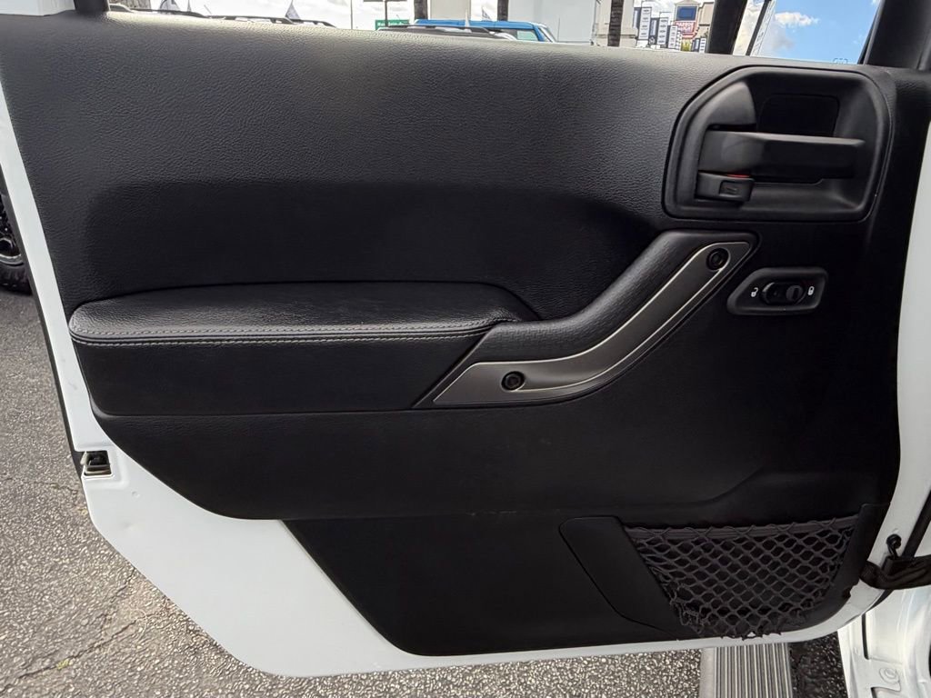 Used 2018 Jeep Wrangler Unlimited Sahara image 16