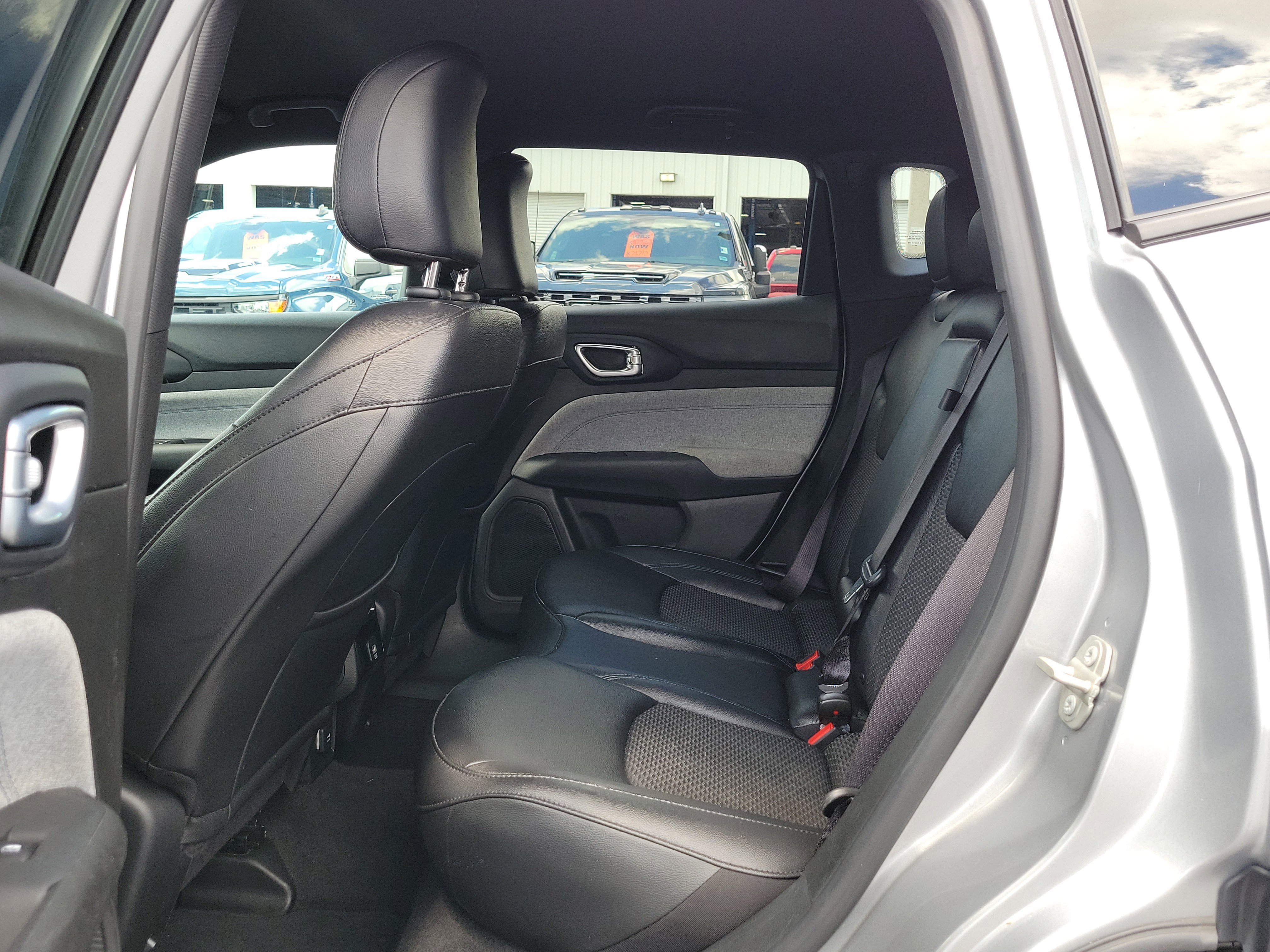 Used 2024 Jeep Compass Latitude AWD/4WD image 12