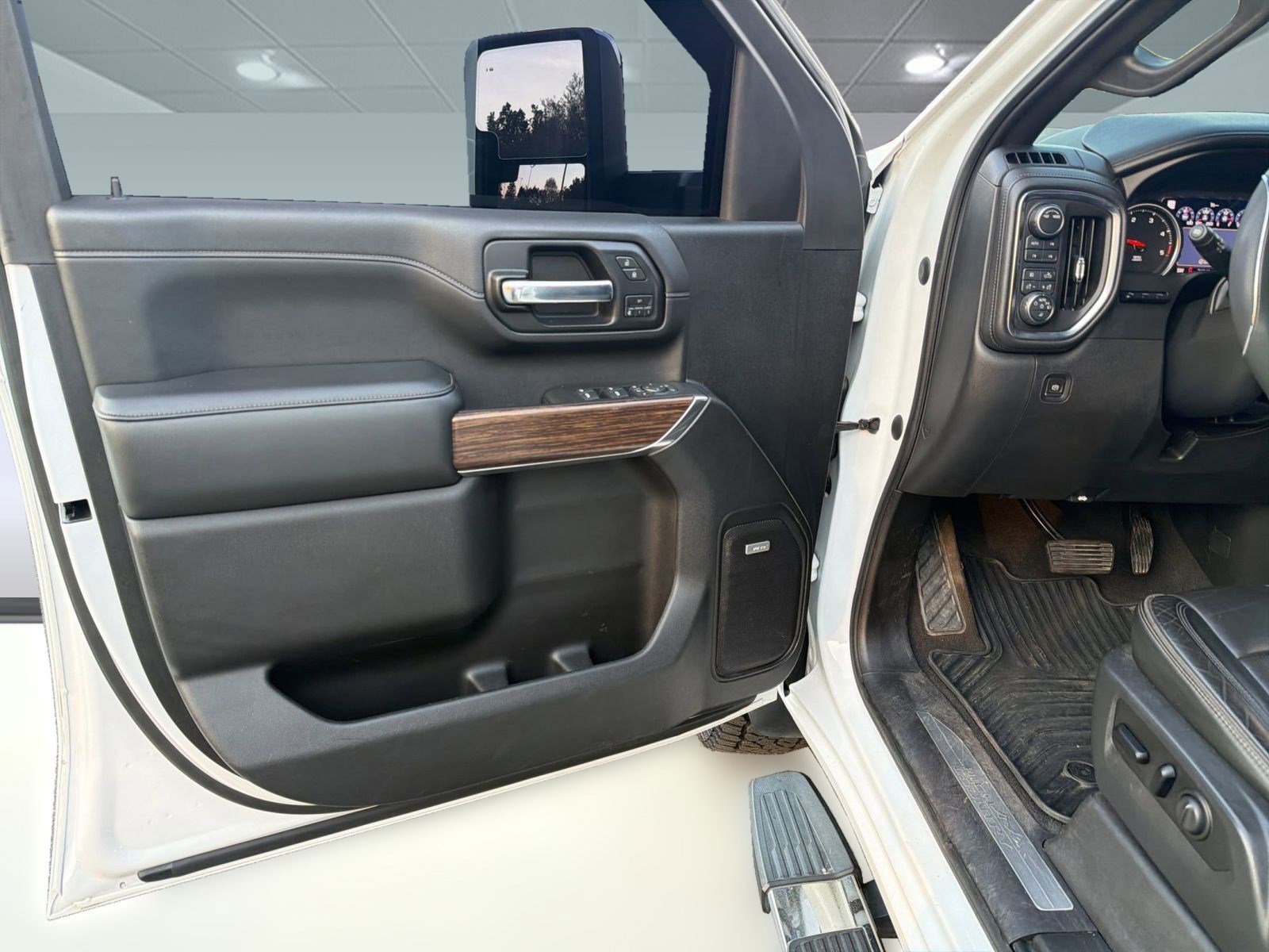 Used 2020 Chevrolet Silverado 2500 High Country w/ Technology Package image 16