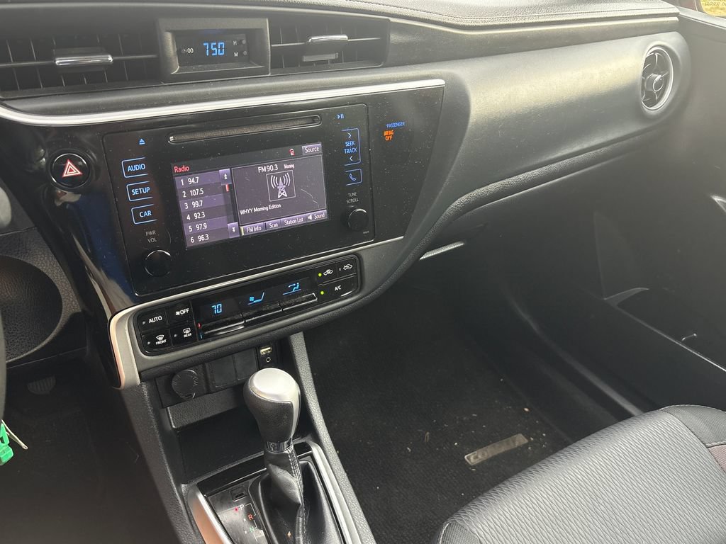 Used 2018 Toyota Corolla LE w/ Carpet Mat Package (TMS) FWD image 7