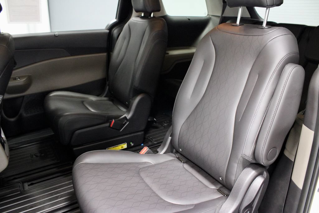 Used 2026 Kia Carnival EX FWD image 22
