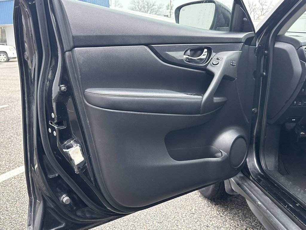 Used 2018 Nissan Rogue SV w/ Premium Package image 10