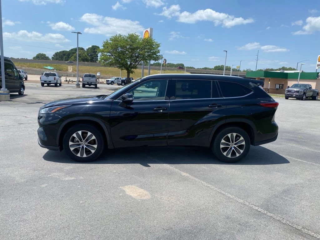 Used 2022 Toyota Highlander XLE FWD image 4